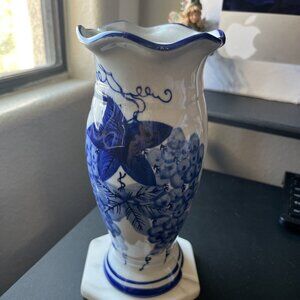 Vintage Pair Of Chinese Wall Pocket Vases Blue And White Flowers - Beautiful